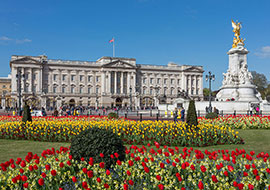 The front of Buckingham Palace with the Victoria memorial.